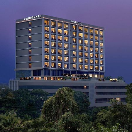 Courtyard By Marriott Ahmedabad Sindhu Bhavan Road Exterior foto