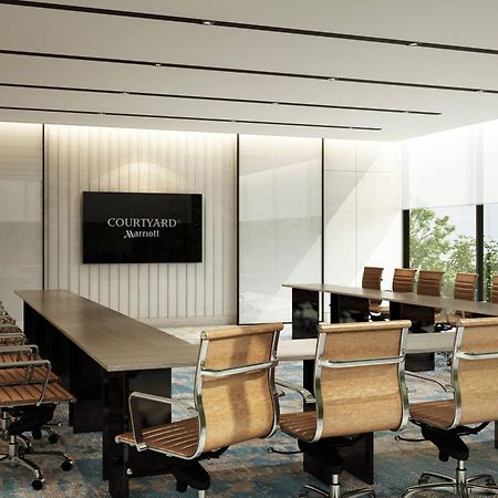 Courtyard By Marriott Ahmedabad Sindhu Bhavan Road Exterior foto