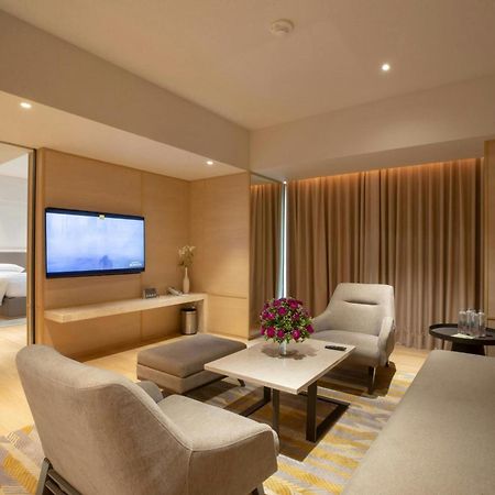 Courtyard By Marriott Ahmedabad Sindhu Bhavan Road Exterior foto