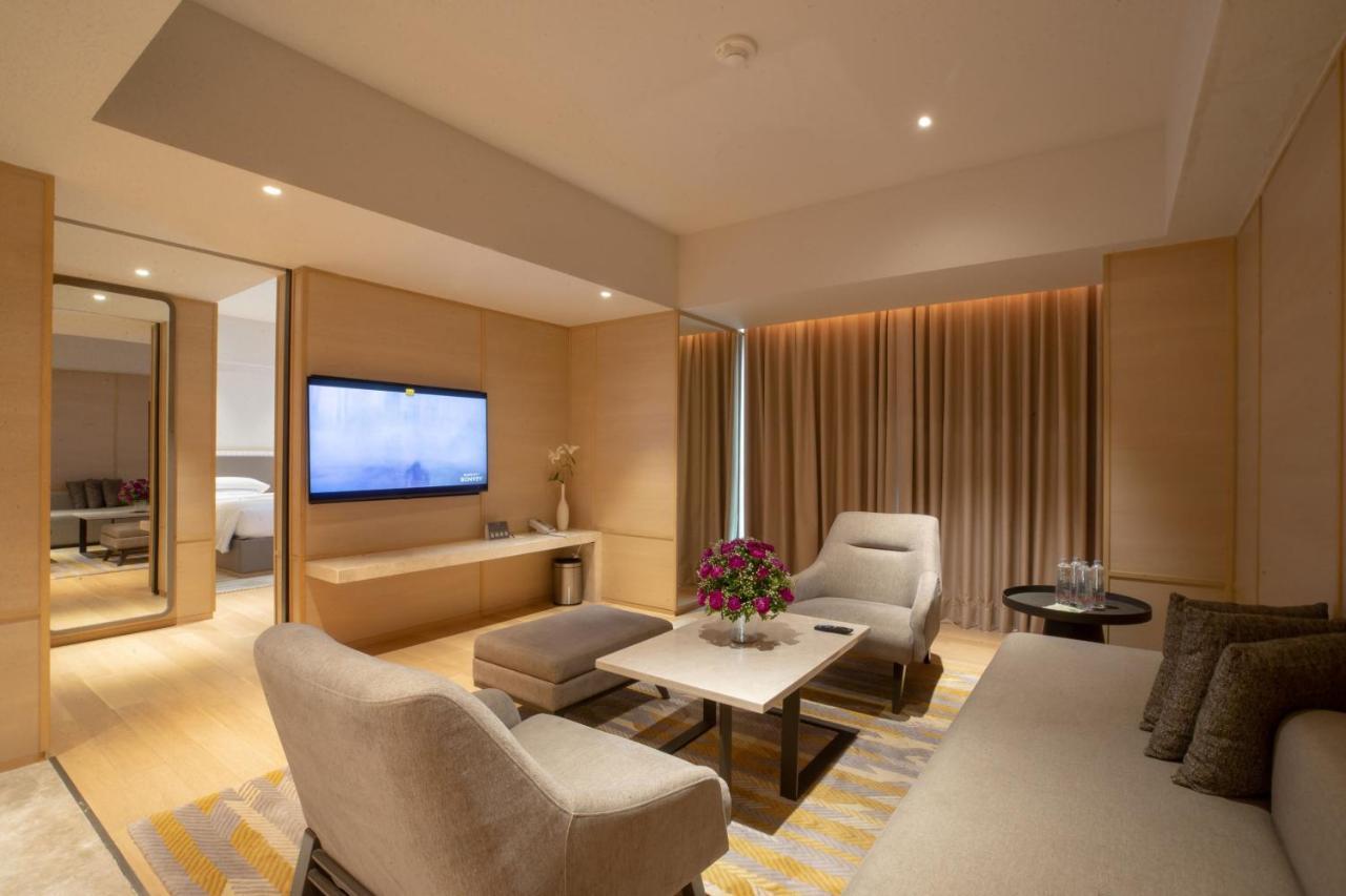 Courtyard By Marriott Ahmedabad Sindhu Bhavan Road Exterior foto
