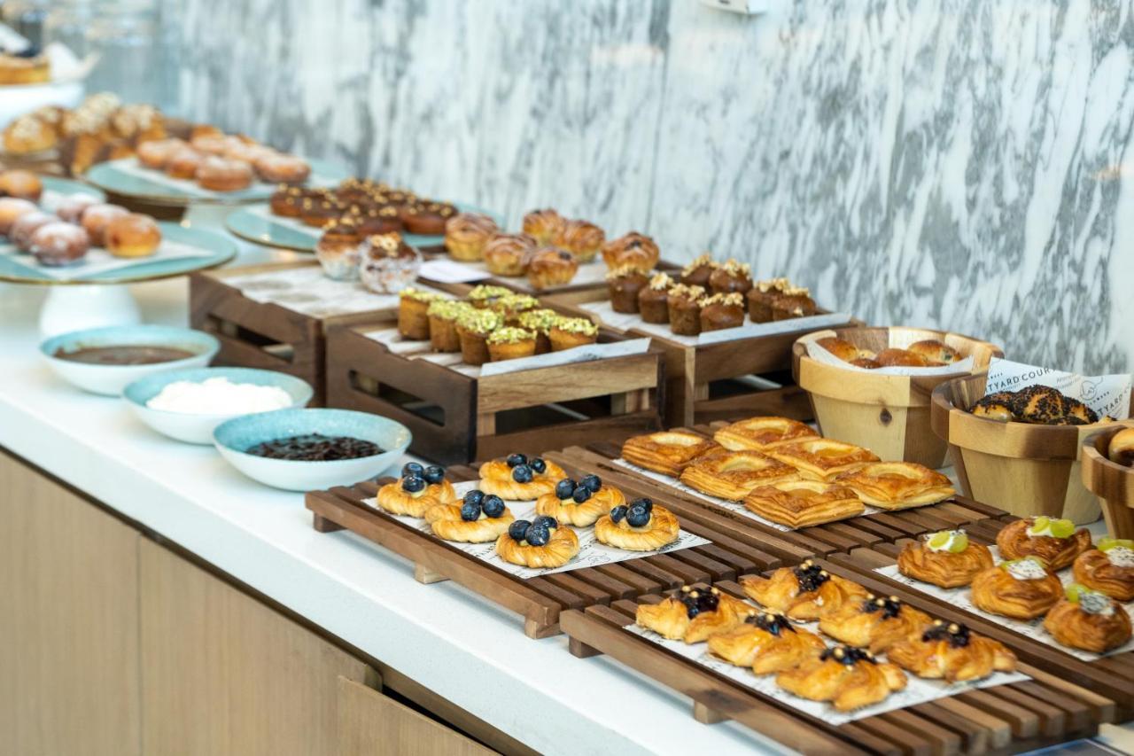 Courtyard By Marriott Ahmedabad Sindhu Bhavan Road Exterior foto