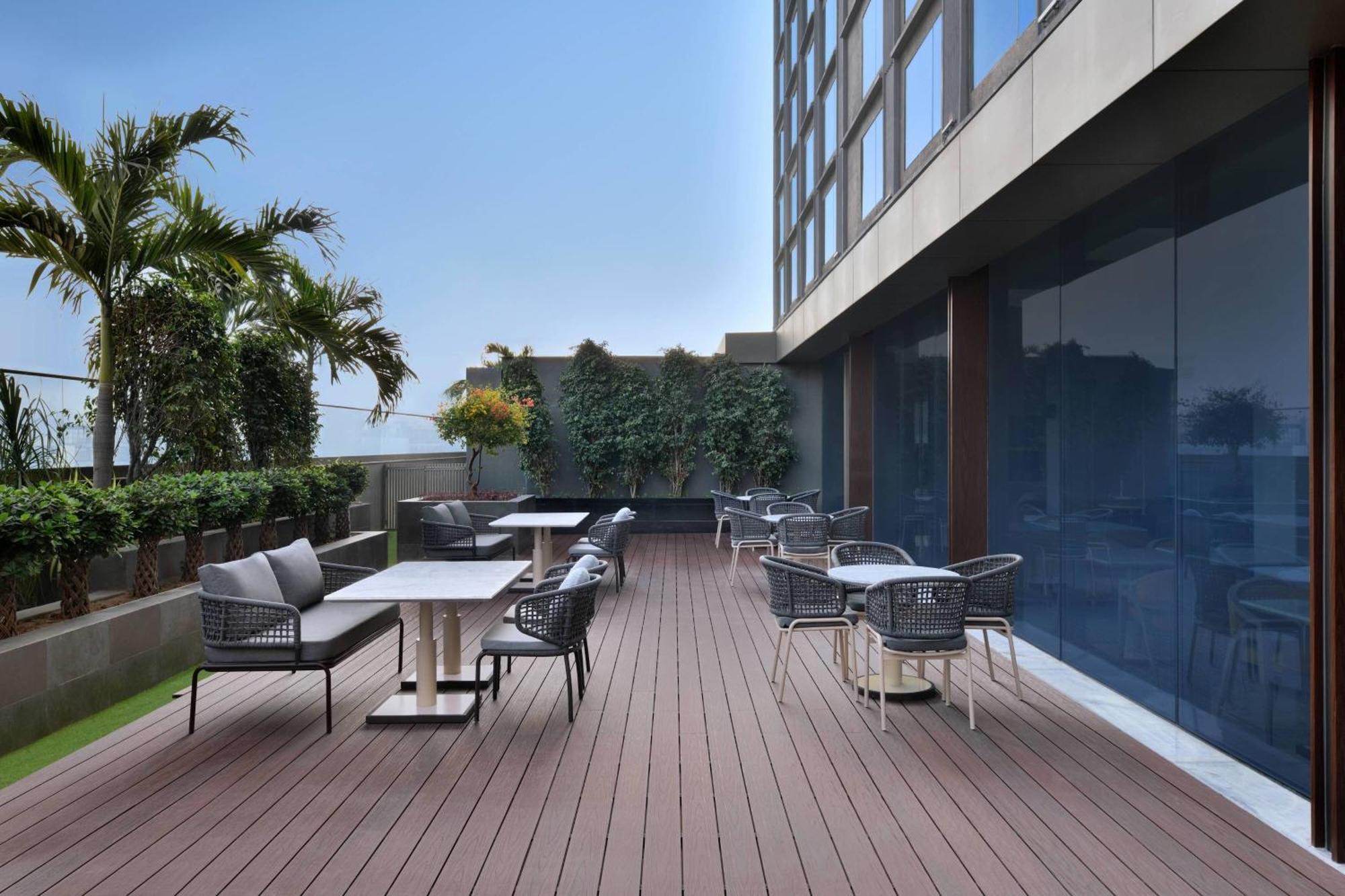 Courtyard By Marriott Ahmedabad Sindhu Bhavan Road Exterior foto