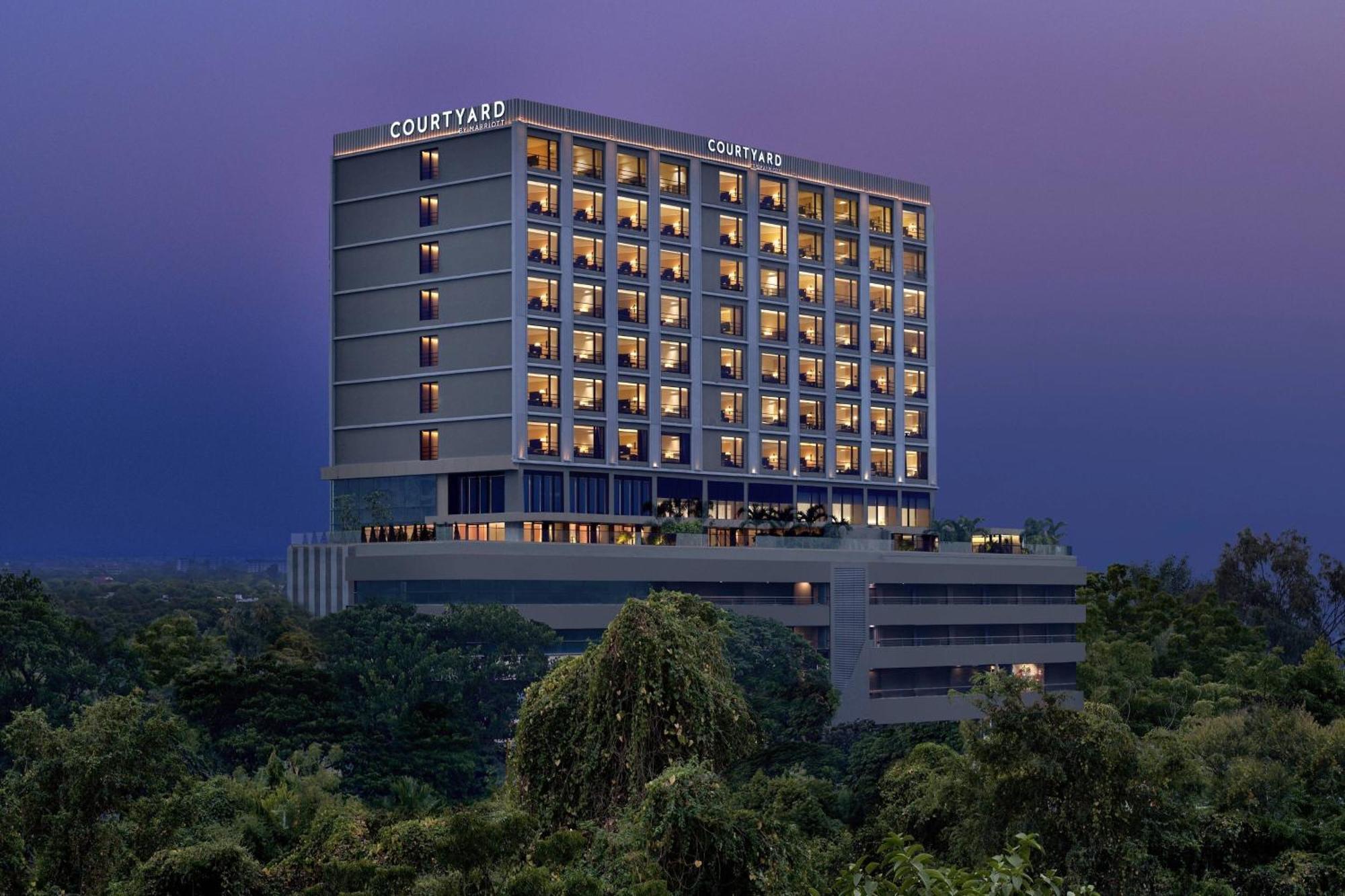 Courtyard By Marriott Ahmedabad Sindhu Bhavan Road Exterior foto