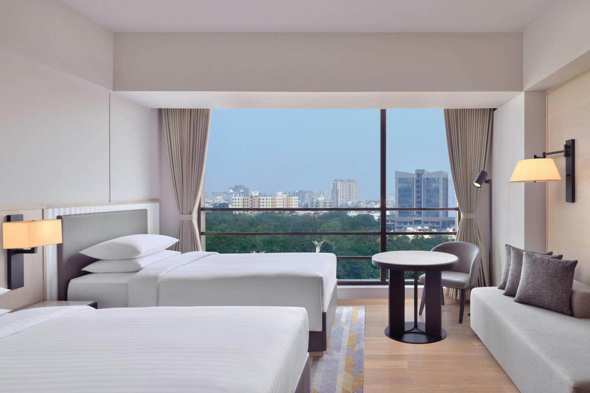 Courtyard By Marriott Ahmedabad Sindhu Bhavan Road Exterior foto