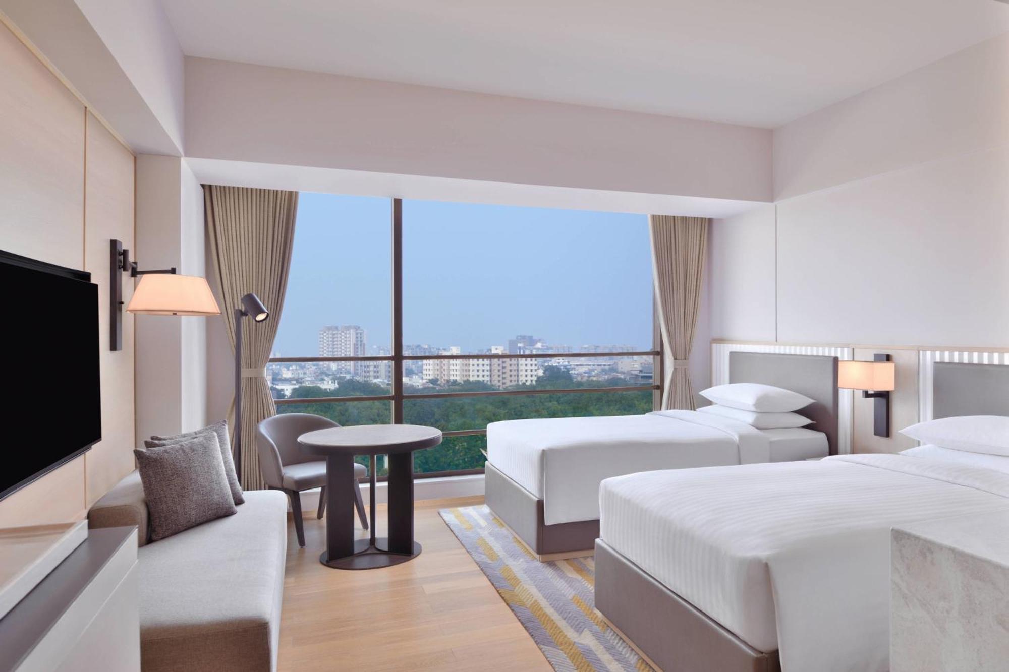 Courtyard By Marriott Ahmedabad Sindhu Bhavan Road Exterior foto